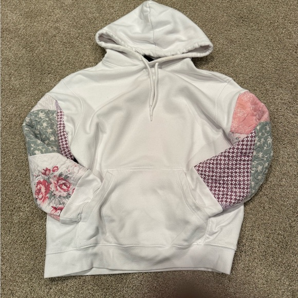 One of a kind upcycled Medium H & M sweatshirt w quilted material - Picture 3 of 4